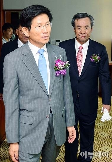 [포토]썬밸리호텔 객실 둘러보는 김문수 도지사-이신근 동광종합토건 회장