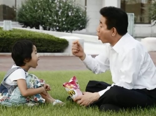 [포토] 노무현 전 대통령 서거 5주기...과자로 손녀를 약 올리는 생전 노 전 대통령의 모습