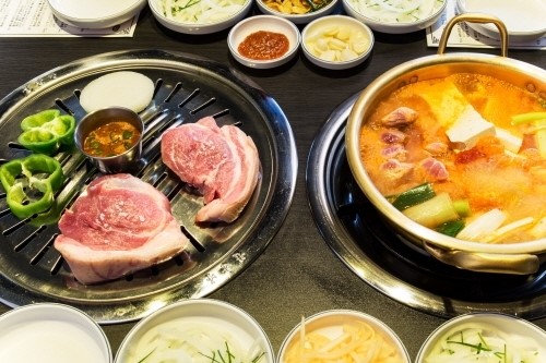 제주에서 즐기는 듯한 흑돼지, 홍대맛집에서 만나자!