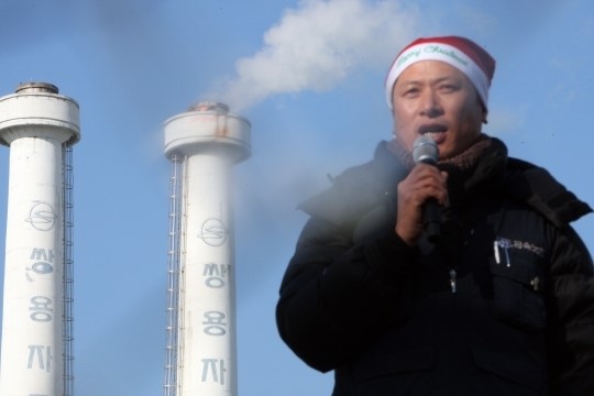 [포토] 굴뚝에 오른 쌍용차 해고 노동자들