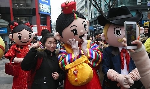 춘제에 웃은 유통가... 백화점·대형마트 중국인 매출 ‘띵호와’