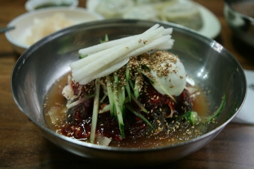 ‘생생정보’ 3500원 명가냉면 vs 2만2000원 경성면옥, 극과 극 냉면 가격 “대체 뭐가 달라?”