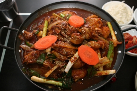 ‘생방송 오늘저녁’ 찜닭의 천국 안동 찜닭 골목, 묵은지 찜닭이 2만7000원?...푸짐함에 반한다
