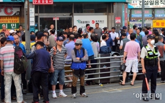 [포토] 메르스 여파에도… 북적이는 인력시장