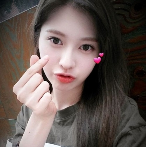 다이아 예빈, 이국적 미모 뽐내… 손하트 ‘귀여워’