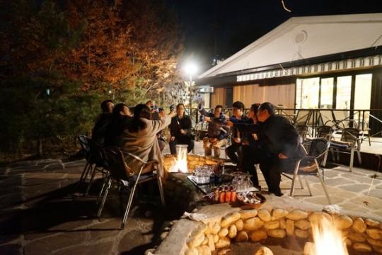 모닥불이 마음을 밝히는 송년의 밤