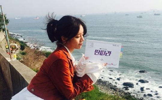 혜리, ‘딴따라’ 대본 인증… 덕선에서 그린으로 ‘기대만발’