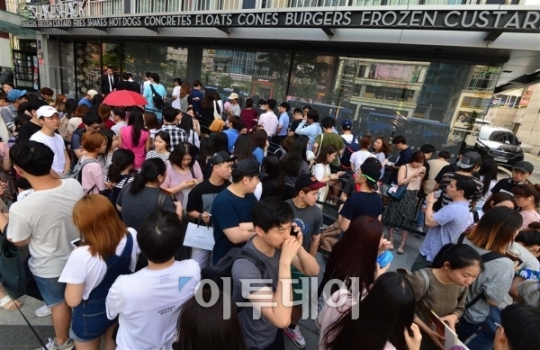 [포토] 뉴욕 명물 쉐이크쉑 버거 국내 1호점 개점, 개장 두시간 전 몰려든 인파