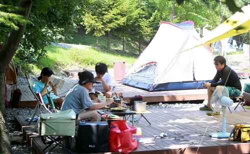 나무 그늘 아래서 더위가 싹! 경기도 범산골캠핑장
