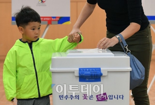 [포토] '투표란 이런것이구나'
