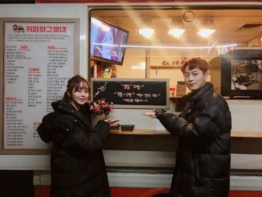 ‘라디오 로맨스’ 김소현·윤두준, 커피 차 앞에서 훈훈…선남선녀 ‘오늘이 첫 방!’