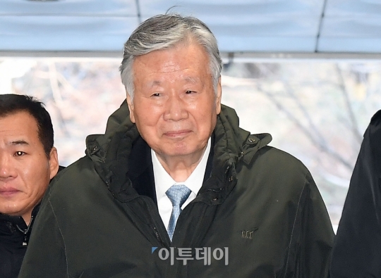 4300억대 배임·횡령 이중근 부영 회장, 혐의 부인