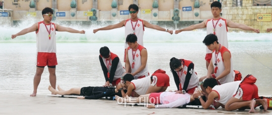 [포토] CPR하는 라이프가드