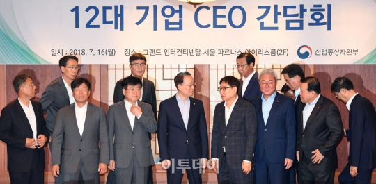 [포토] 대화 나누는 백운규 장관과 CEO들