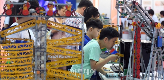 [포토] 과학 삼매경에 빠진 어린이들