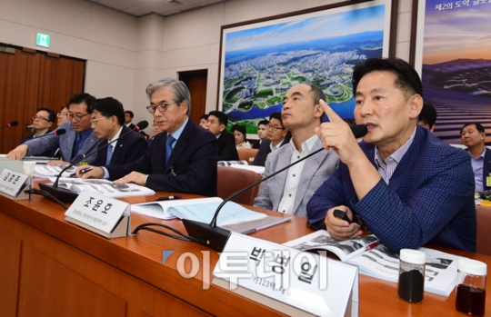 [포토] BMW 차량 화재 원인 설명하는 자동차 정비 명장 박병일