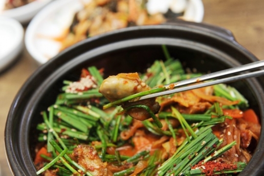 2TV 저녁 생생정보 철든 밥상, 굴회무침 맛집 큰마을영양굴밥·굴두루치기 맛집 통영해물일번지…위치는?