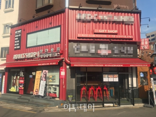 [극적인 대화방] 이색 데이트 코스 된 성인용품 숍…남·여 기자 손잡고 들어가 보니