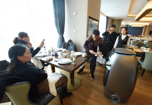 알리바바, 중국 항저우에 미래형 호텔 개장…로봇이 서빙하고 안면인식으로 체크인