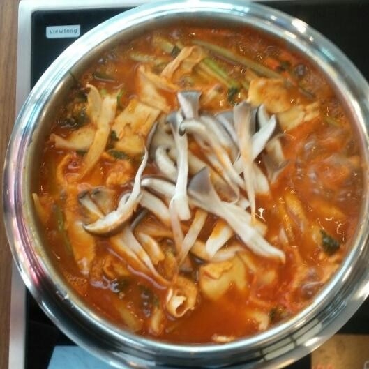 2TV 저녁 생생정보 그들이 반한 최강 맛집, 메기 매운탕 맛집 메기의추억·우삼겹 부대찌개 맛집 석촌우삼겹부대찌개…위치는?