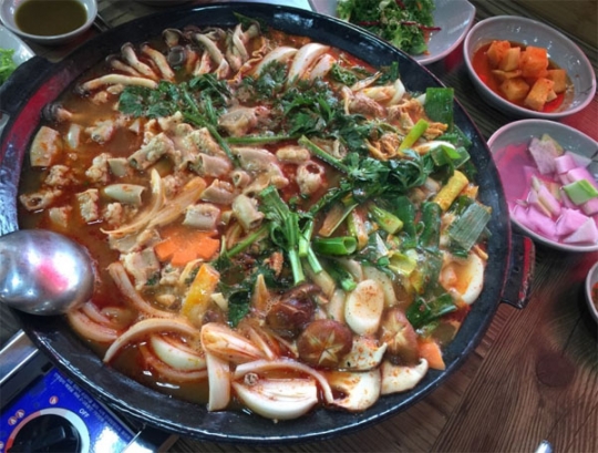 2TV 저녁 생생정보 그들이 반한 최강 맛집, 안성 산더미 해물탕 맛집 궁중해물탕·무쇠곱창전골 맛집 숯향곱창전골…위치는?