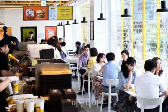 [포토] 신세계푸드, 노브랜드 버거 홍대점 개점