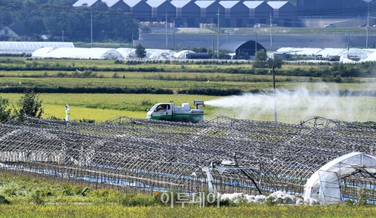 [포토] 계속되는 소독작업
