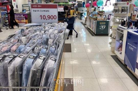 [르포] 발길 줄어든 쇼핑몰과 마트…상인들 설가니 코로나 바이러스 왔다