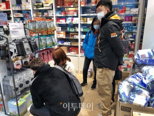 [르포] 발길 줄어든 쇼핑몰과 마트…상인들 설가니 코로나 바이러스 왔다