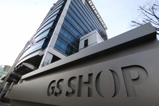 신종 코로나 여파로 GS홈쇼핑 이어 현대 계동사옥도 일부 폐쇄…직원 가족이 19번째 확진자로 판정
