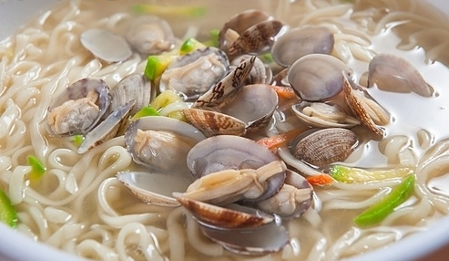 생방송 투데이 오늘방송맛집 - 자족식당, 안면도 흑진주 명품 生 바지락회무침·바지락칼국수 맛집 중○○○…대박 비결은?