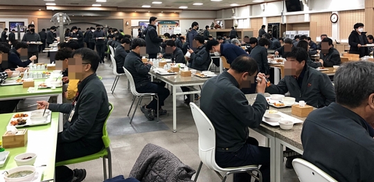 사회적 거리두기 동참한 재계…재택근무 연장ㆍ사내식당 가림막 설치