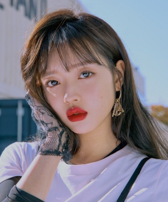 ‘오마이걸’ 유아, 도톰한 입술 덕에 화장품 모델까지