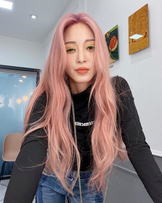 [출근길] 축구선수 김민재 결혼·조세호 10kg 감량·한예슬 핑크색 머리 변신·하트시그널3 박지현, 서민재 미스코리아·부부의 세계 시청률 24... 
