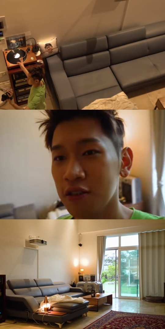 크러쉬 집공개, 넓은 거실+푸른 정원…알고 보니 뮤비 트레일러 ‘신개념’