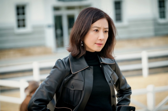 김희애 1위, 데뷔 37년 만에 제2의 전성기…2, 3위도 부부의 세계 싹쓸이