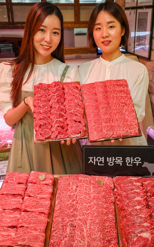 [포토] 현대百 압구정본점 친환경 자연 방목 한우 맛보세요