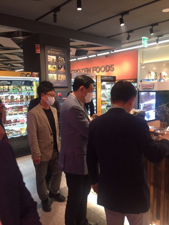 [단독]신동빈 회장 이번엔 롯데슈퍼 공덕점 깜짝 방문…주말도 현장경영