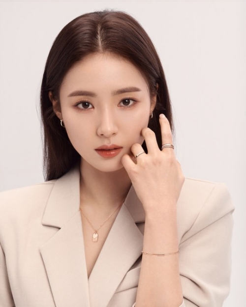 신세경 화보, 우아한 미모…눈 뗄 수 없는 아름다운 옆태