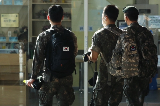 국방부 군 장병 오늘부터 휴가 정상화…외박·면회는 계속 통제