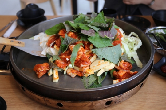 생방송 투데이 오늘방송맛집- 리얼 맛집, 숯불 닭갈비vs철판 닭갈비 한 지붕 두 맛집 명○○○○…대박 비결은?
