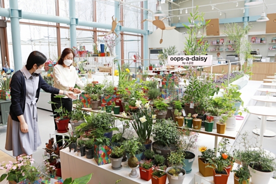롯데백화점, 가드닝 카페 소공원 안산점 오픈