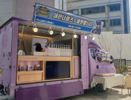 넷마블 신사옥 앞, 꽃 트럭이 도착한 사연은?