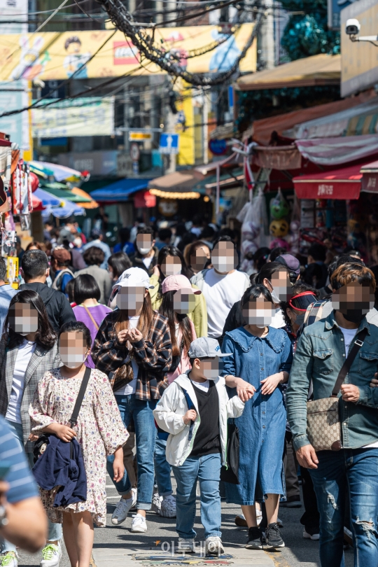 [포토] 어린이날 앞두고 붐비는 문구·완구거리