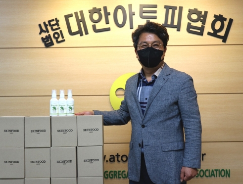 스킨푸드, 대한아토피협회에 아토피 환우 위한 기부 물품 전달