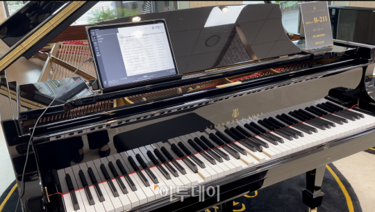 [현장] 2억짜리 피아노, 혼자 빅뱅 노래 연주하네