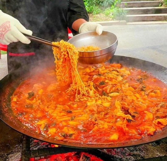 생방송 투데이 오늘방송맛집- 리얼 맛집, 참나무 향 가득 초대형 솥뚜껑 닭볶음탕 맛집 유○○○○○…대박 비결은?