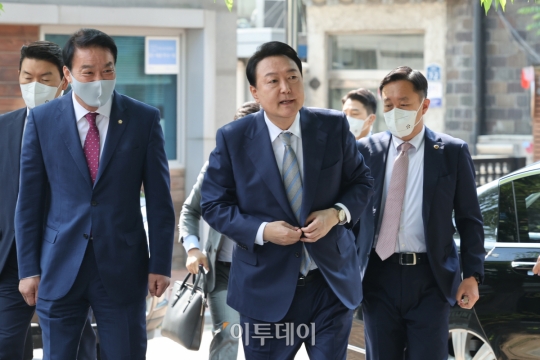 [포토] 인수위 해단식 앞두고 출근하는 윤석열