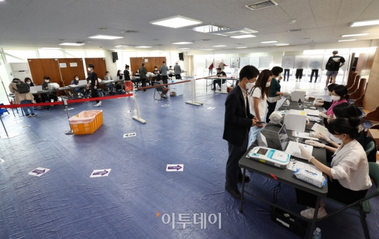 [포토] 제8회 전국동시지방선거 사전투표소 찾은 유권자들
