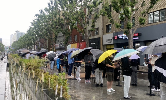 [가보니] 빗속에도 오픈런...부산 원소주 팝업스토어, 비바람에도 250명 줄세웠다